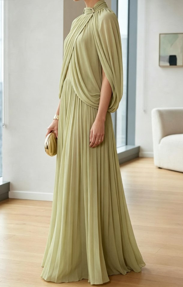 Vestido formal comprido verde-claro matcha, com gola subida, capa e pregas