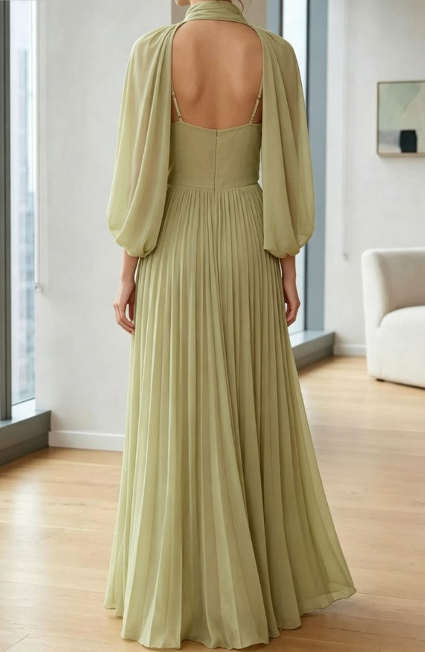 Vestido formal comprido verde-claro matcha, com gola subida, capa e pregas