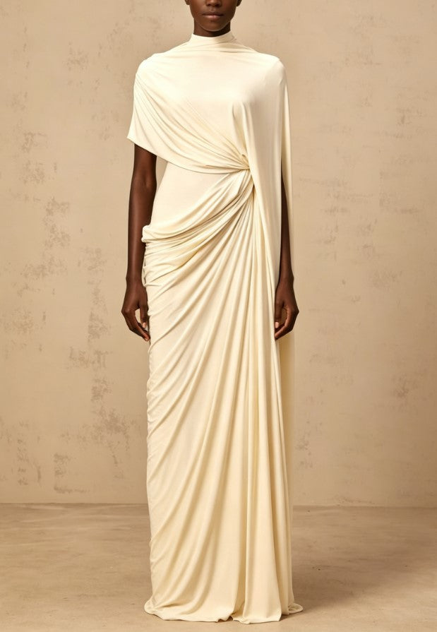 Vestido de noche largo de corte recto en color crema, con cuello simulado y drapeado retorcido