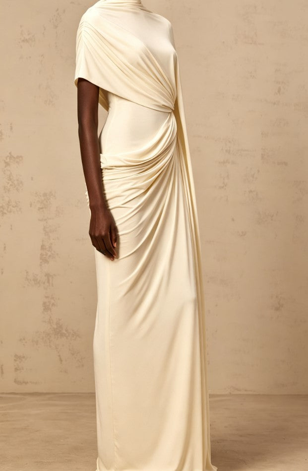 Vestido de noche largo de corte recto en color crema, con cuello simulado y drapeado retorcido