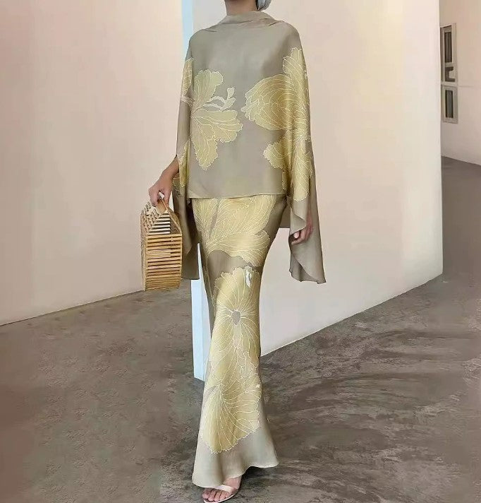 Completo due pezzi con top a mantella a fiori orientali e gonna a sirena