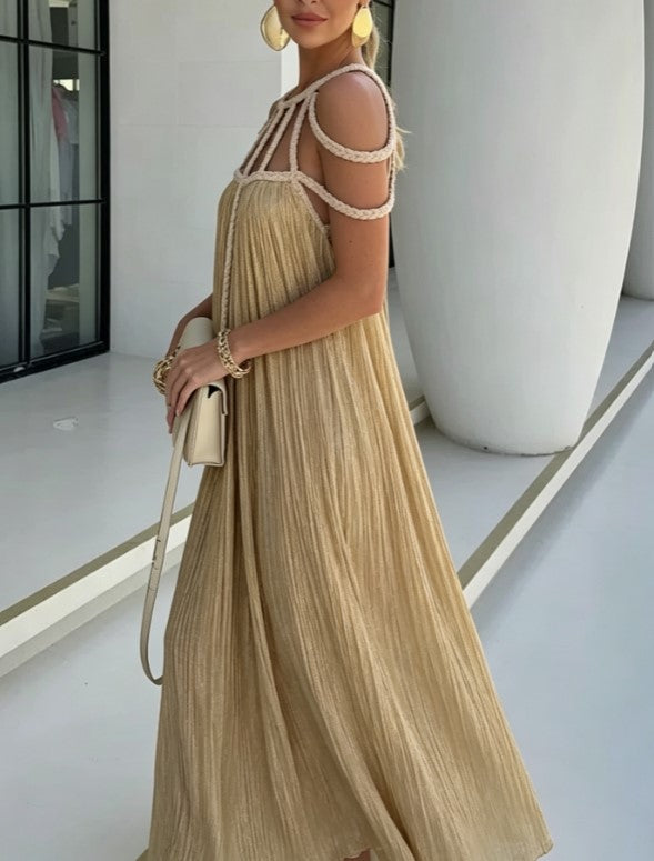 Vestido de férias comprido, com decote halter, recortes e pregas em macramé
