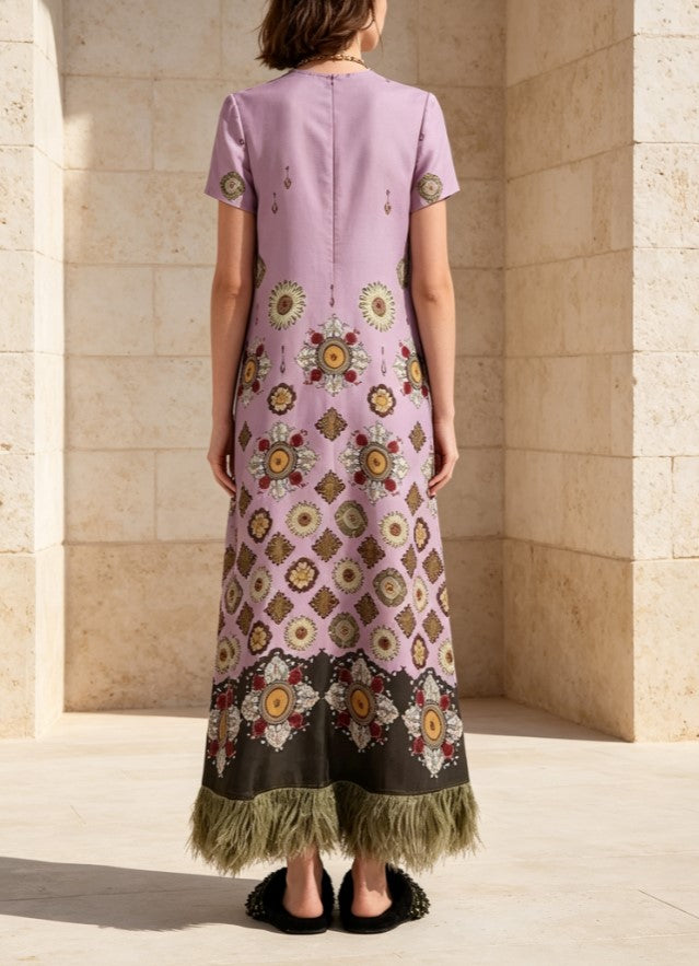 Abito lungo a tunica con stampa vintage color lavanda e orlo con frange