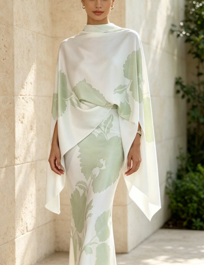 Completo due pezzi con top a mantella in raso verde chiaro a fiori e gonna a sirena