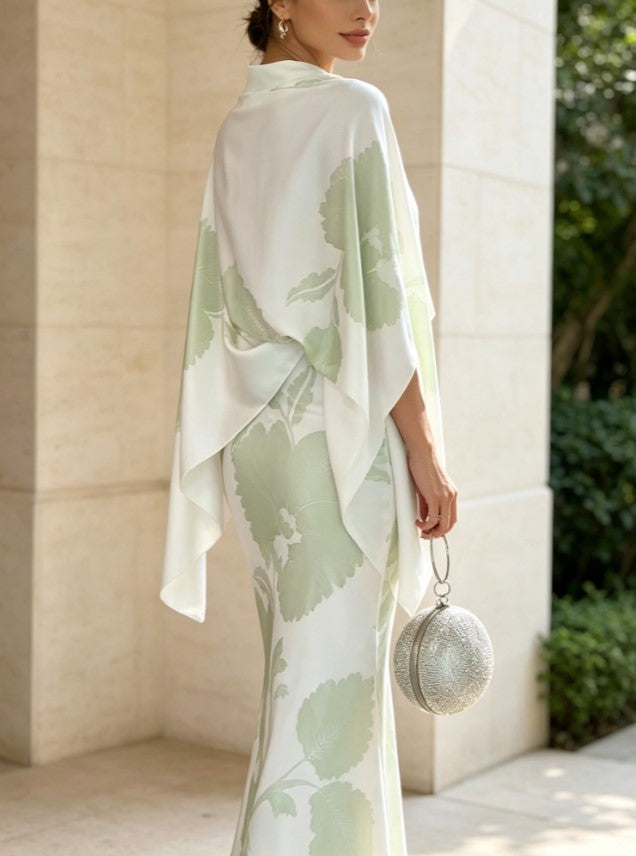 Completo due pezzi con top a mantella in raso verde chiaro a fiori e gonna a sirena