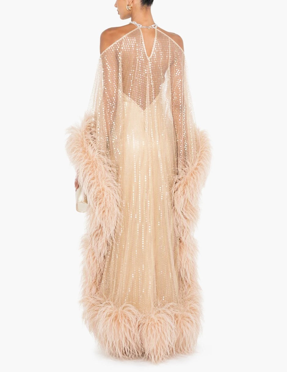Vestido de noite maxi champagne com lantejoulas, ombros descobertos, penas e mangas compridas, de corte solto