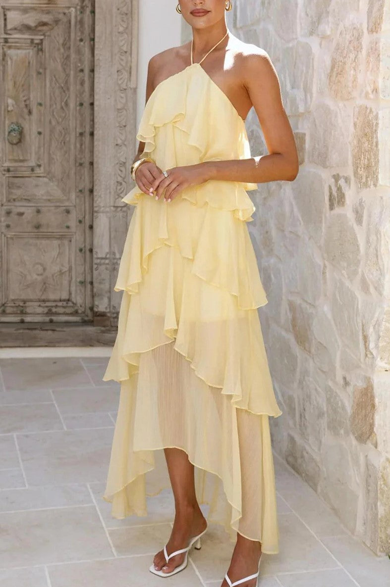 Vestido largo asimétrico amarillo pálido con cuello halter y volantes escalonados