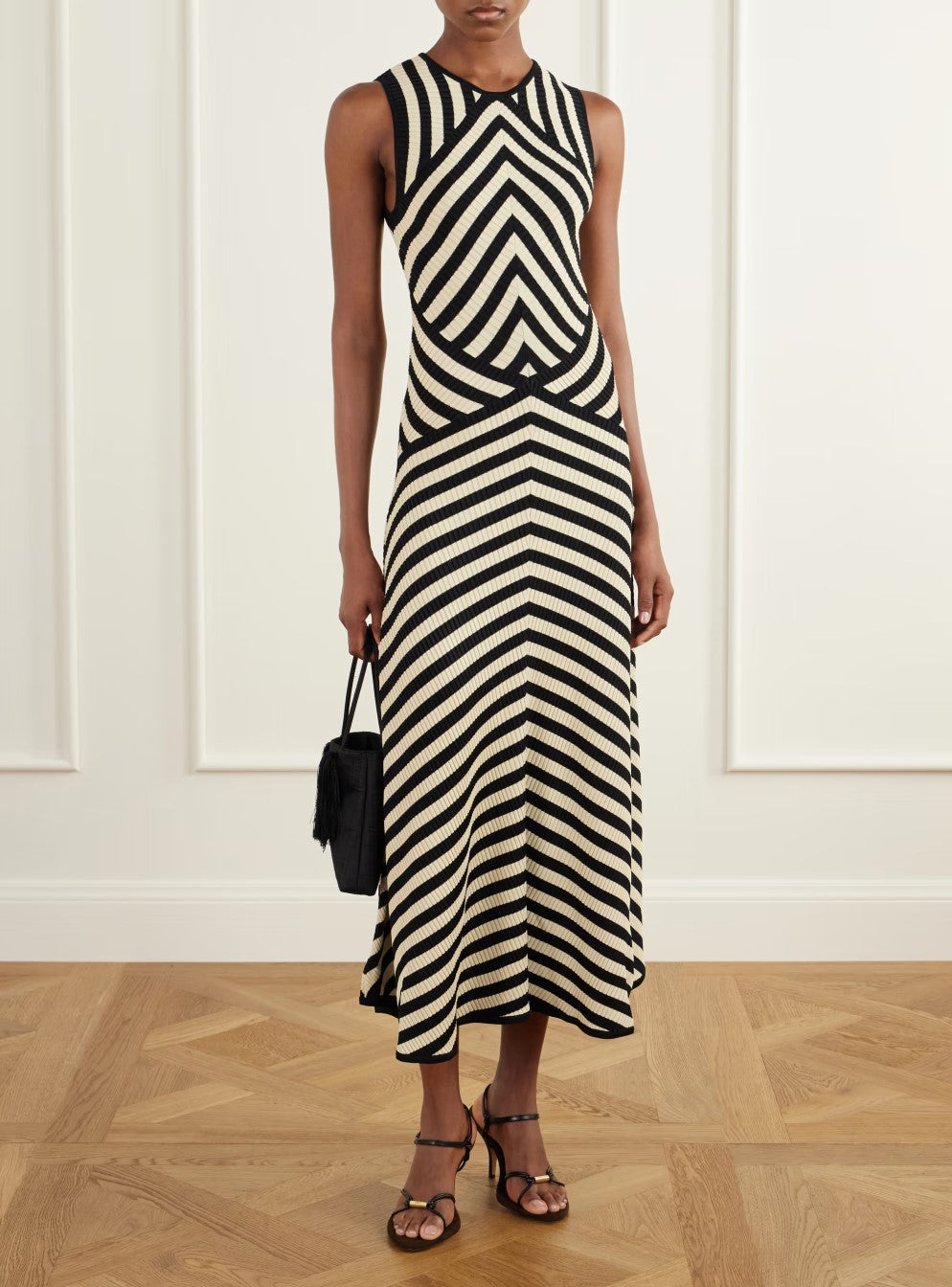 Abito midi in maglia aderente senza maniche, nero e color crema, a righe chevron e con scollo rotondo