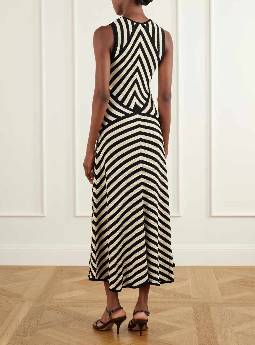 Abito midi in maglia aderente senza maniche, nero e color crema, a righe chevron e con scollo rotondo