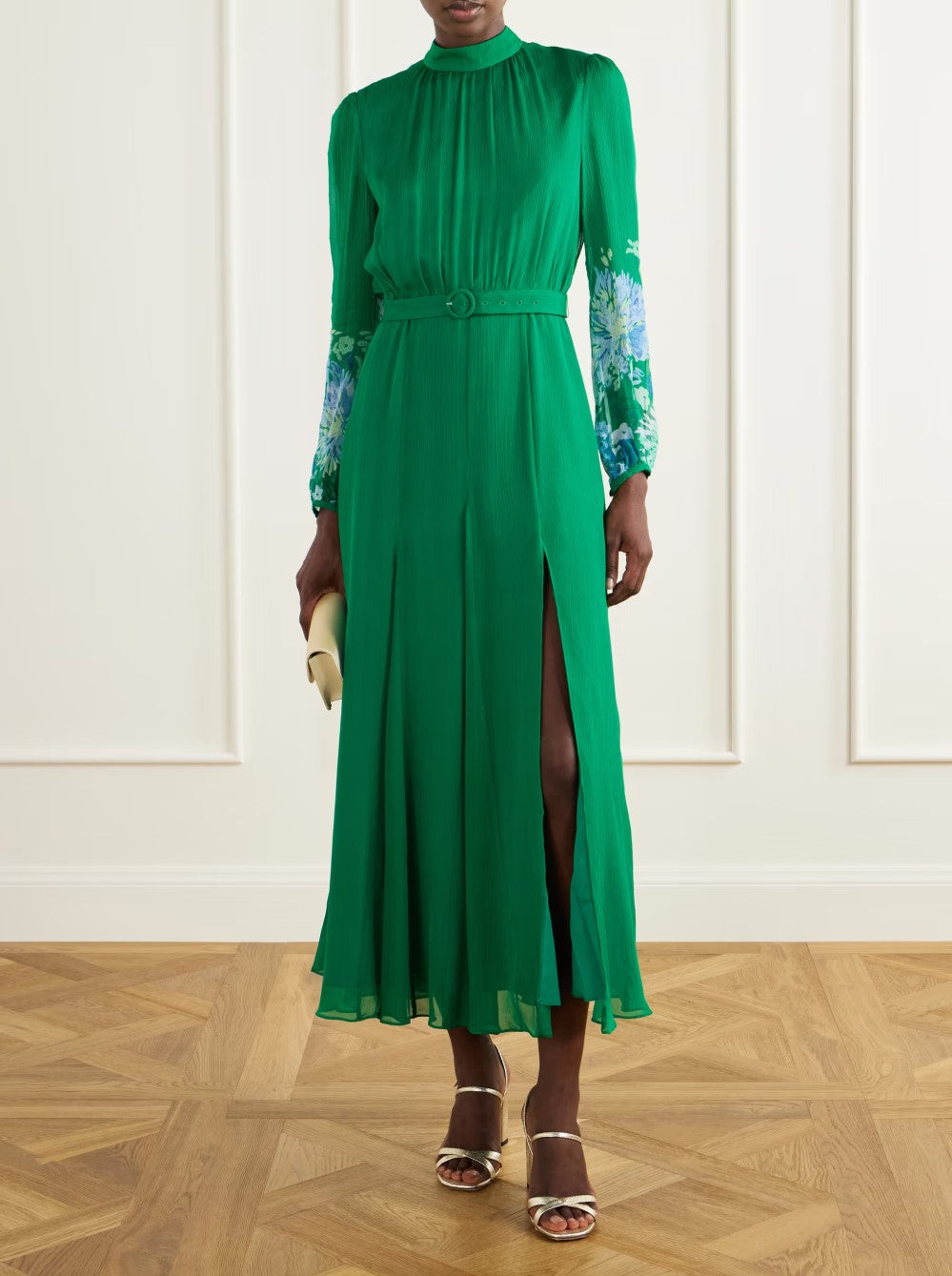 Abito midi verde fluido con collo alto, pannello floreale, maniche lunghe, cintura e spacco