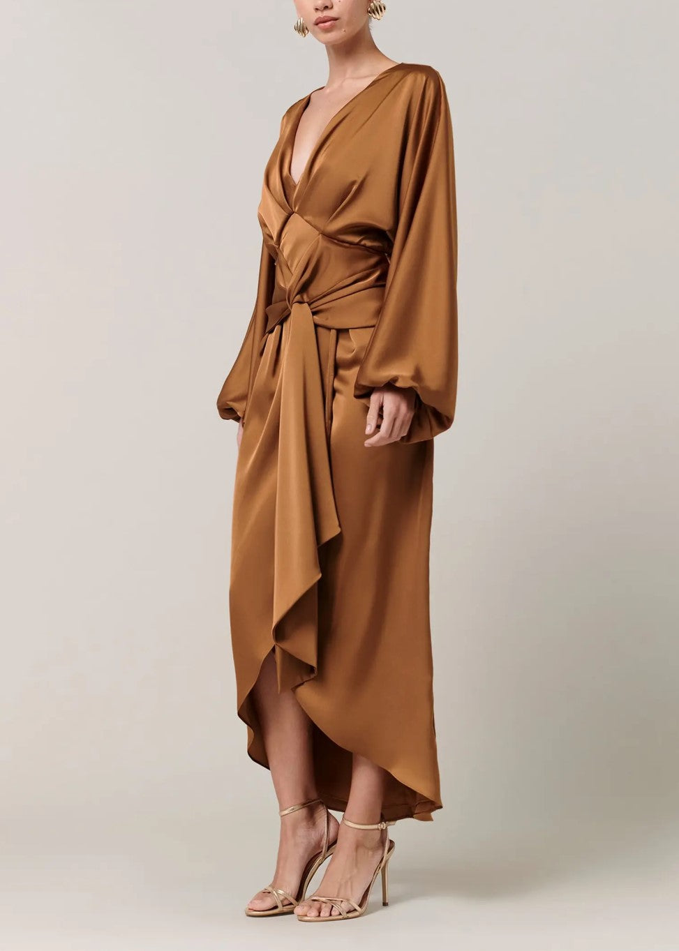Robe midi portefeuille en satin camel à col V plongeant, manches lanternes et taille à nouer