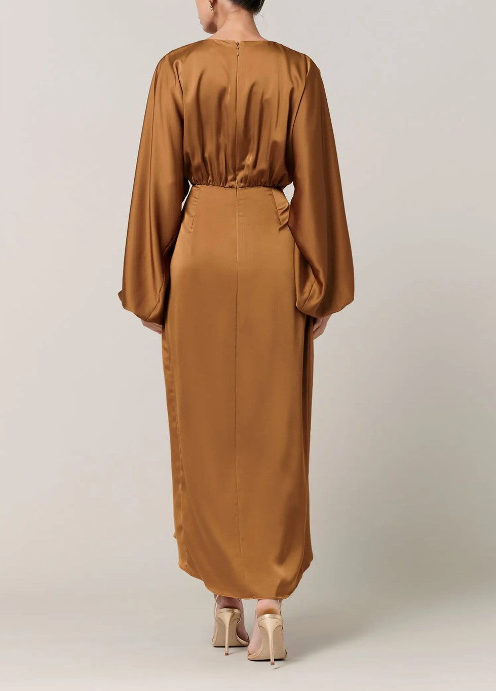 Robe midi portefeuille en satin camel à col V plongeant, manches lanternes et taille à nouer