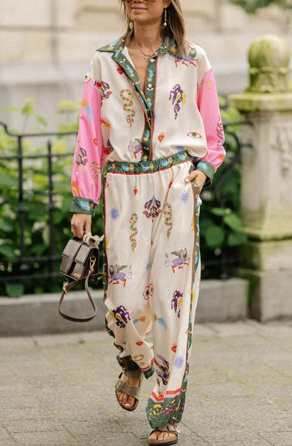 Completo a due pezzi con colletto a contrasto, stampa vintage, maniche lunghe e pantaloni jogger