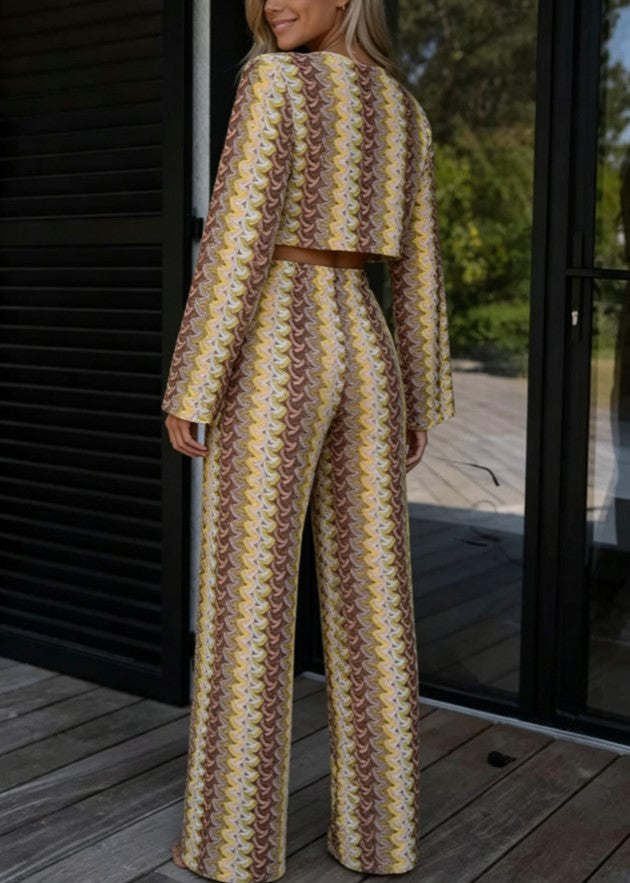 Ensemble deux pièces avec haut court à manches longues et col rond imprimé ondulé et pantalon large