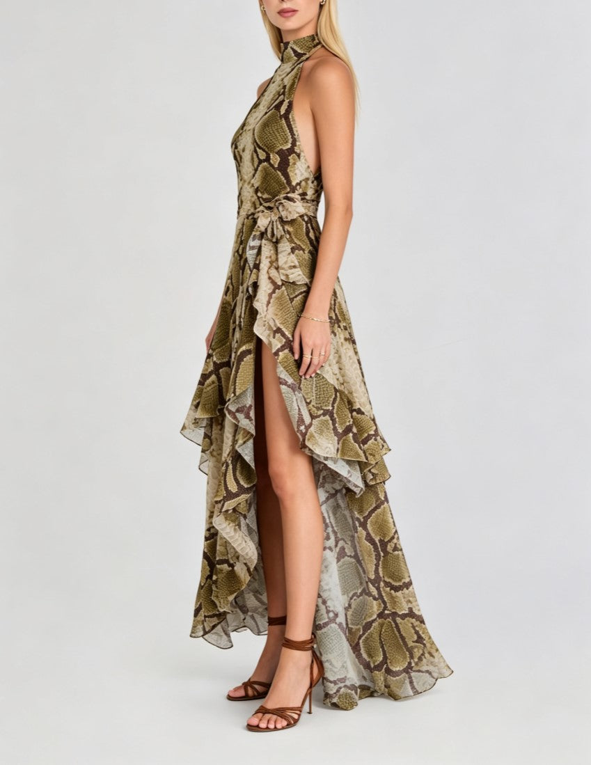 Vestido largo con cuello halter, estampado de serpiente, volantes y abertura alta
