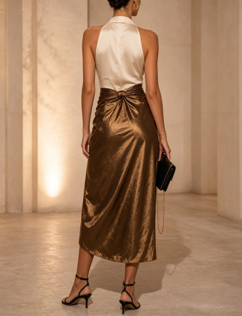 Vestido midi de satén bicolor con cuello halter y escote drapeado