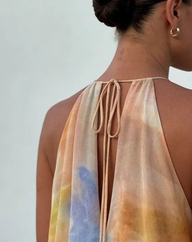 Vestido comprido fluido de chiffon com decote halter e efeito tie-dye