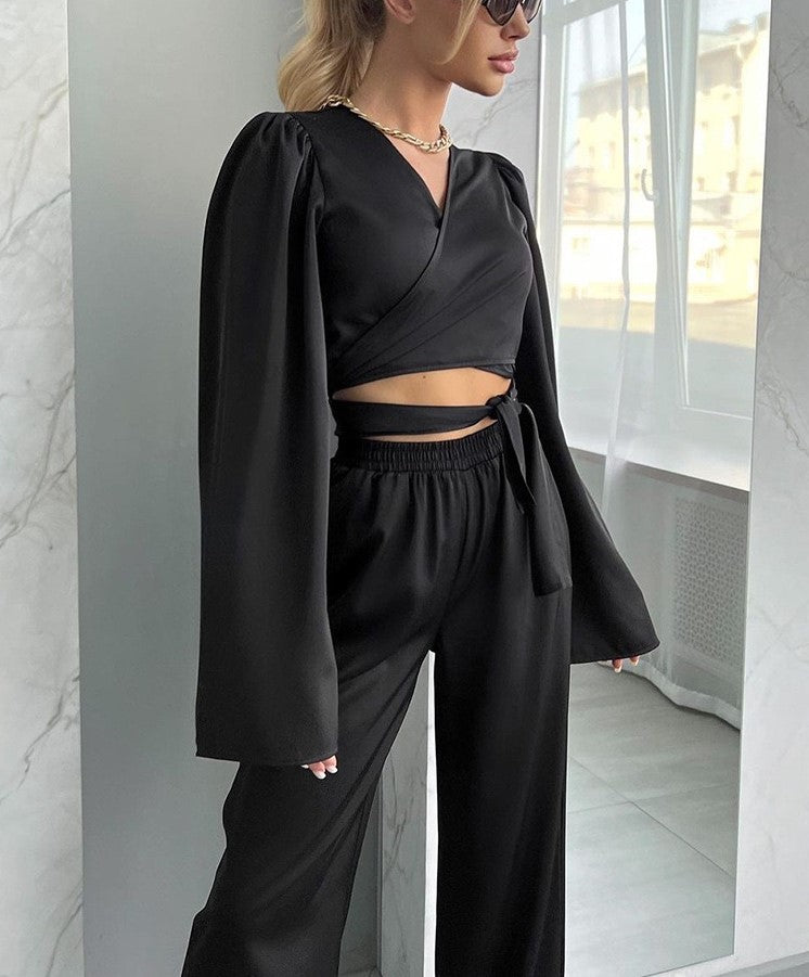 Ensemble deux pièces noir avec crop top cache-cœur à nouer dans le dos et pantalon large