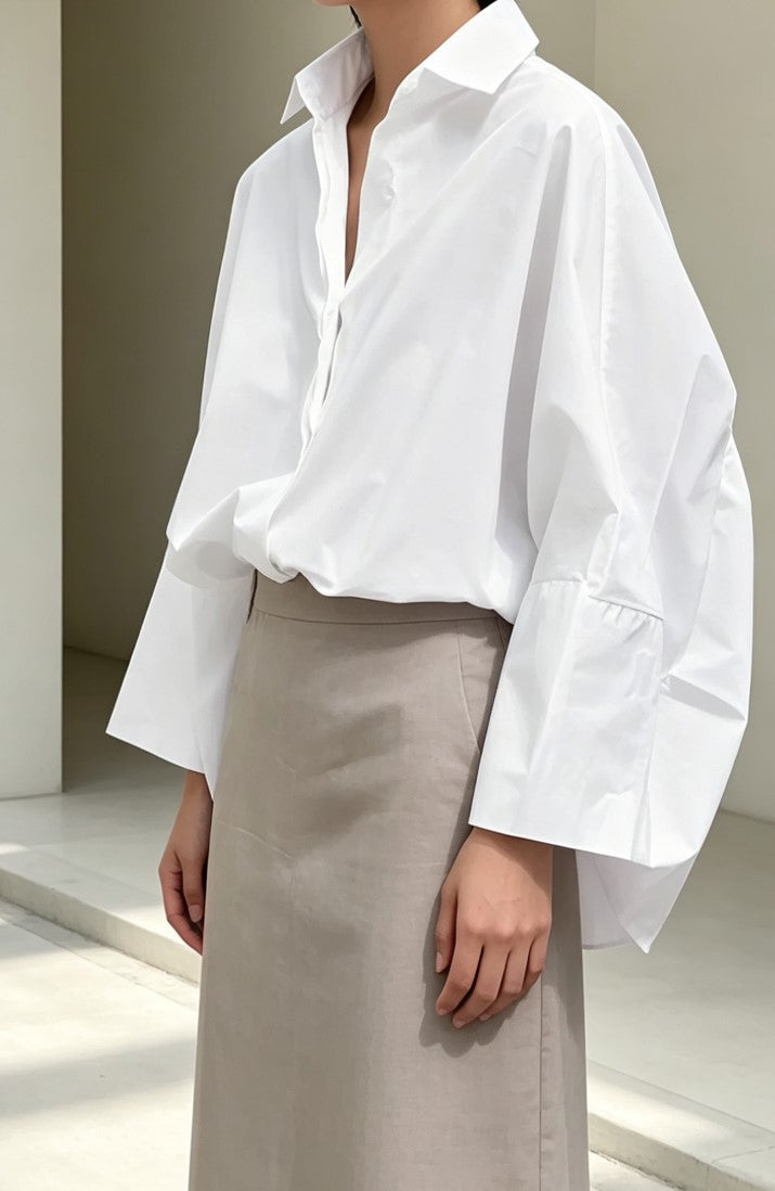 Camisa branca de mulher, oversized, com mangas morcego e botões
