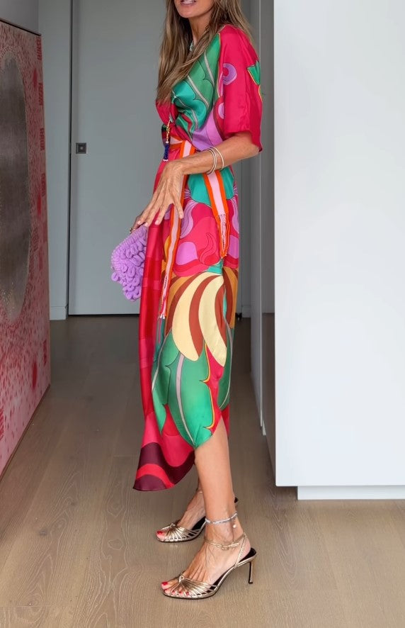 Robe midi portefeuille fluide à imprimé tropical coloré, manches courtes, ceinturée, style bohème