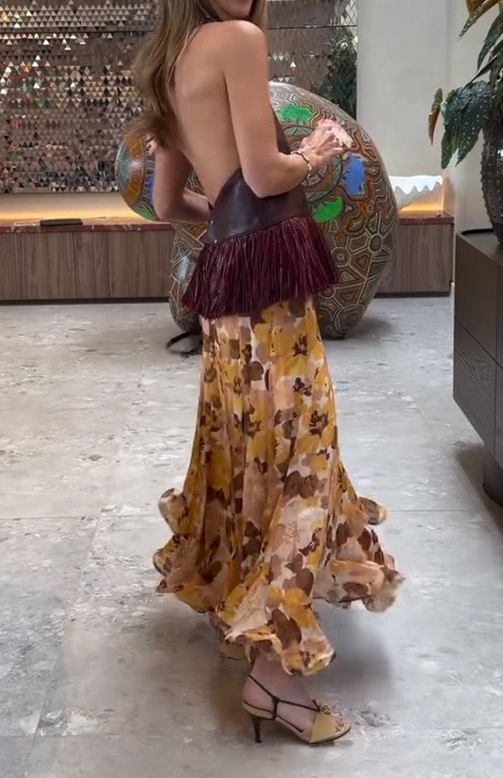 Zweiteiliges Outfit mit Tanktop aus bordeauxrotem Kunstleder mit Fransen und gelbem Midirock mit Blumenprint