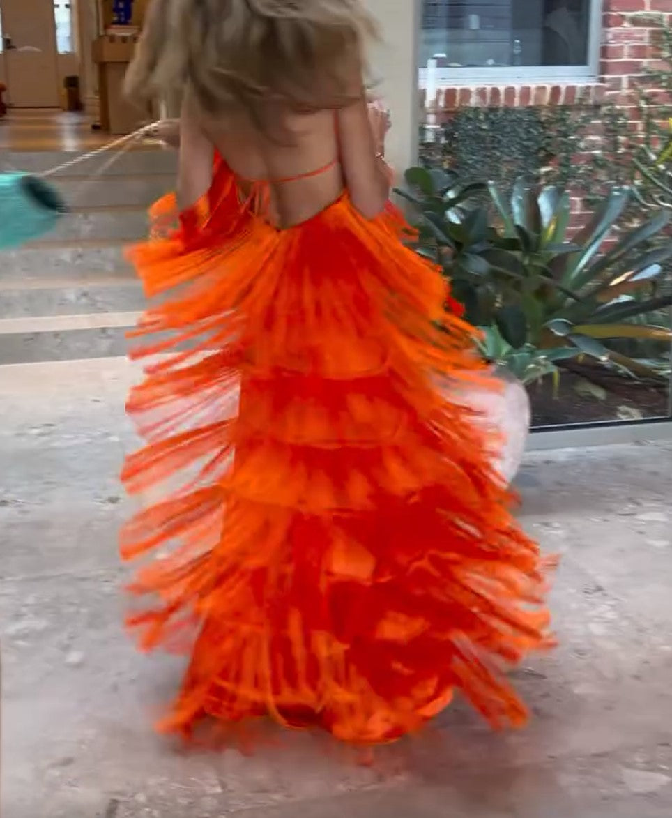 Abito lungo arancione da festa con frange a balze e spalline sottili