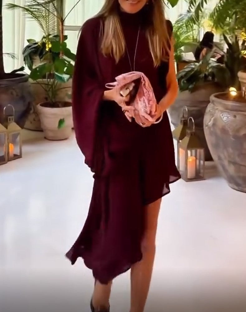 Robe courte bordeaux à col montant, coupe asymétrique fluide et manches cape
