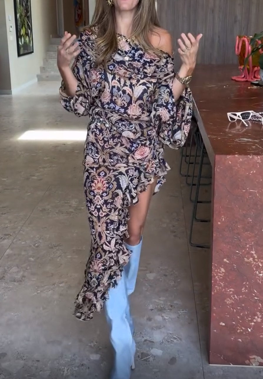 Vestido largo vintage con estampado floral, hombros descubiertos, volantes, corte asimétrico y abertura