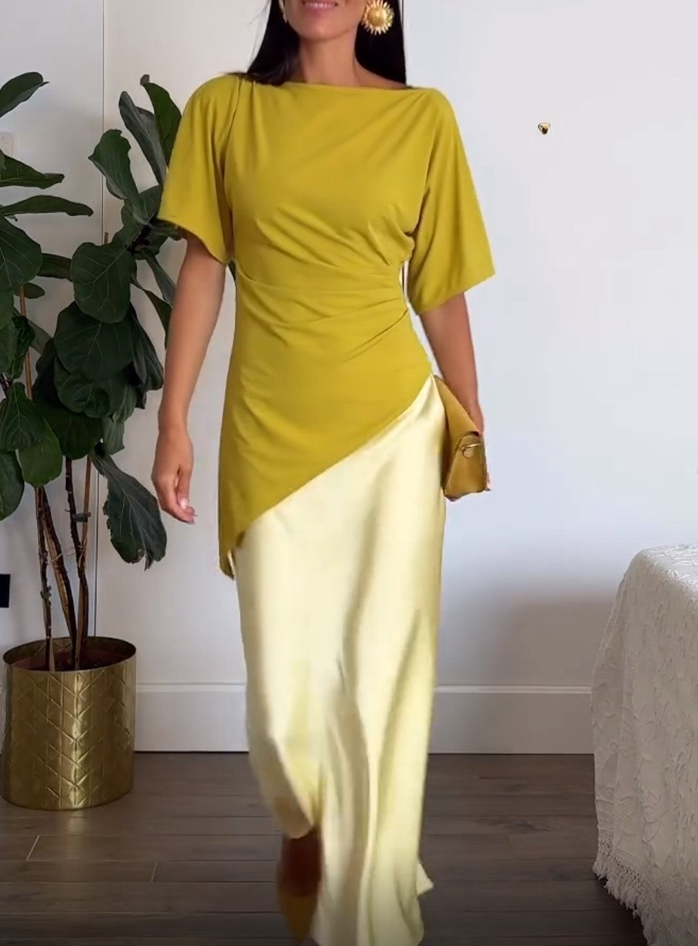 Ensemble composé d’un haut froncé asymétrique jaune moutarde et d’une jupe midi jaune pâle