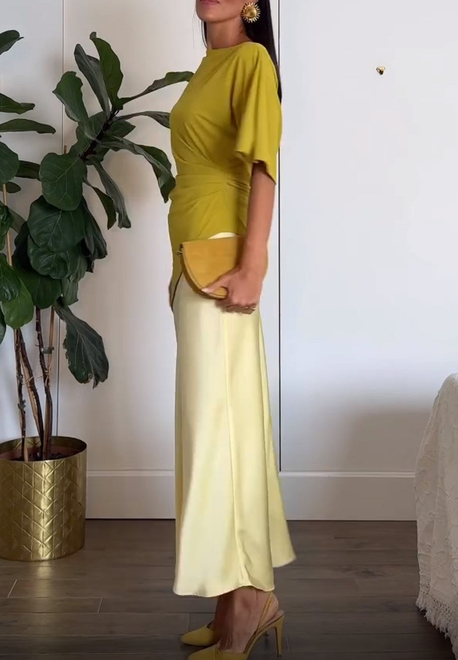 Ensemble composé d’un haut froncé asymétrique jaune moutarde et d’une jupe midi jaune pâle