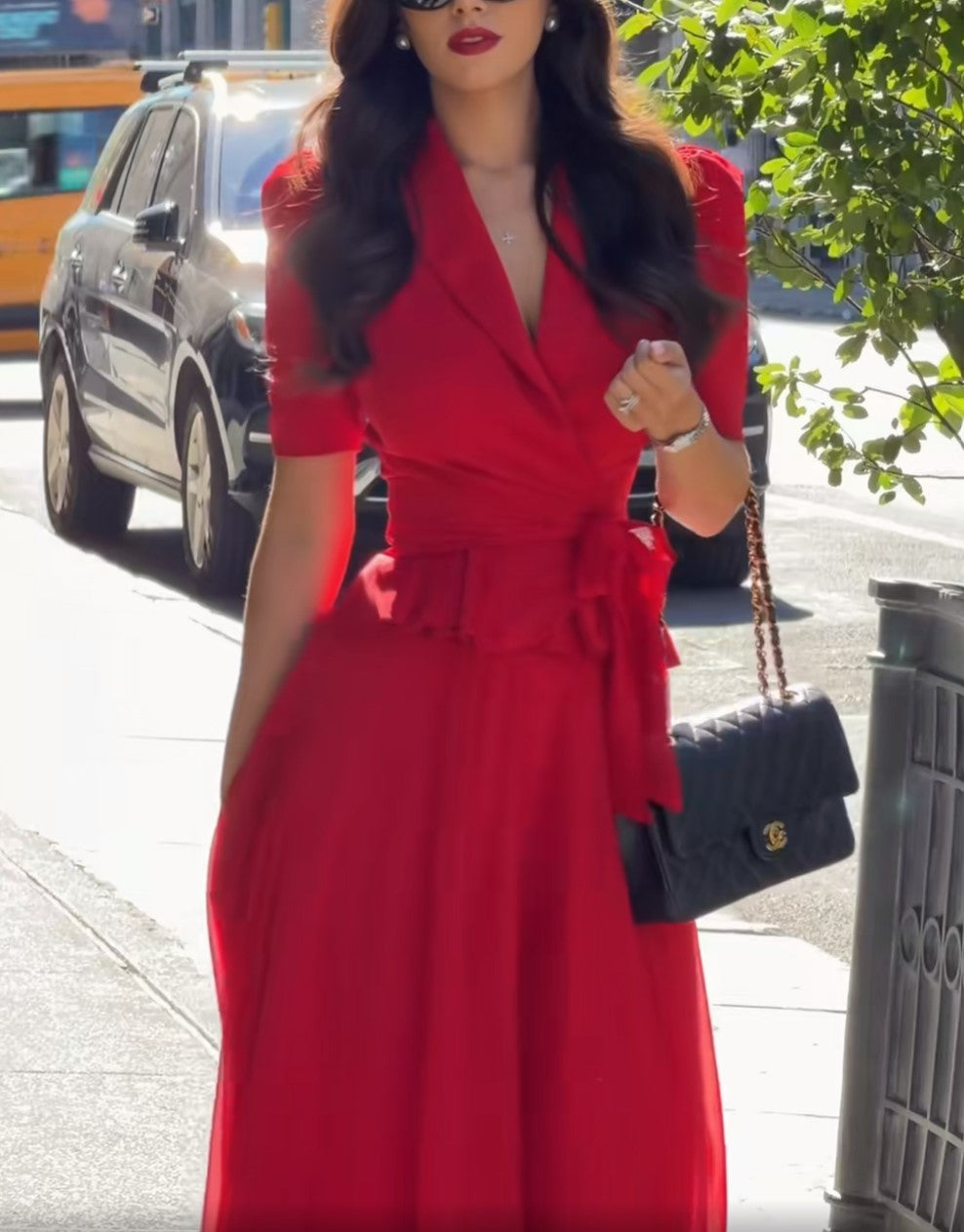 Vestido midi cruzado de gasa roja con escote en V