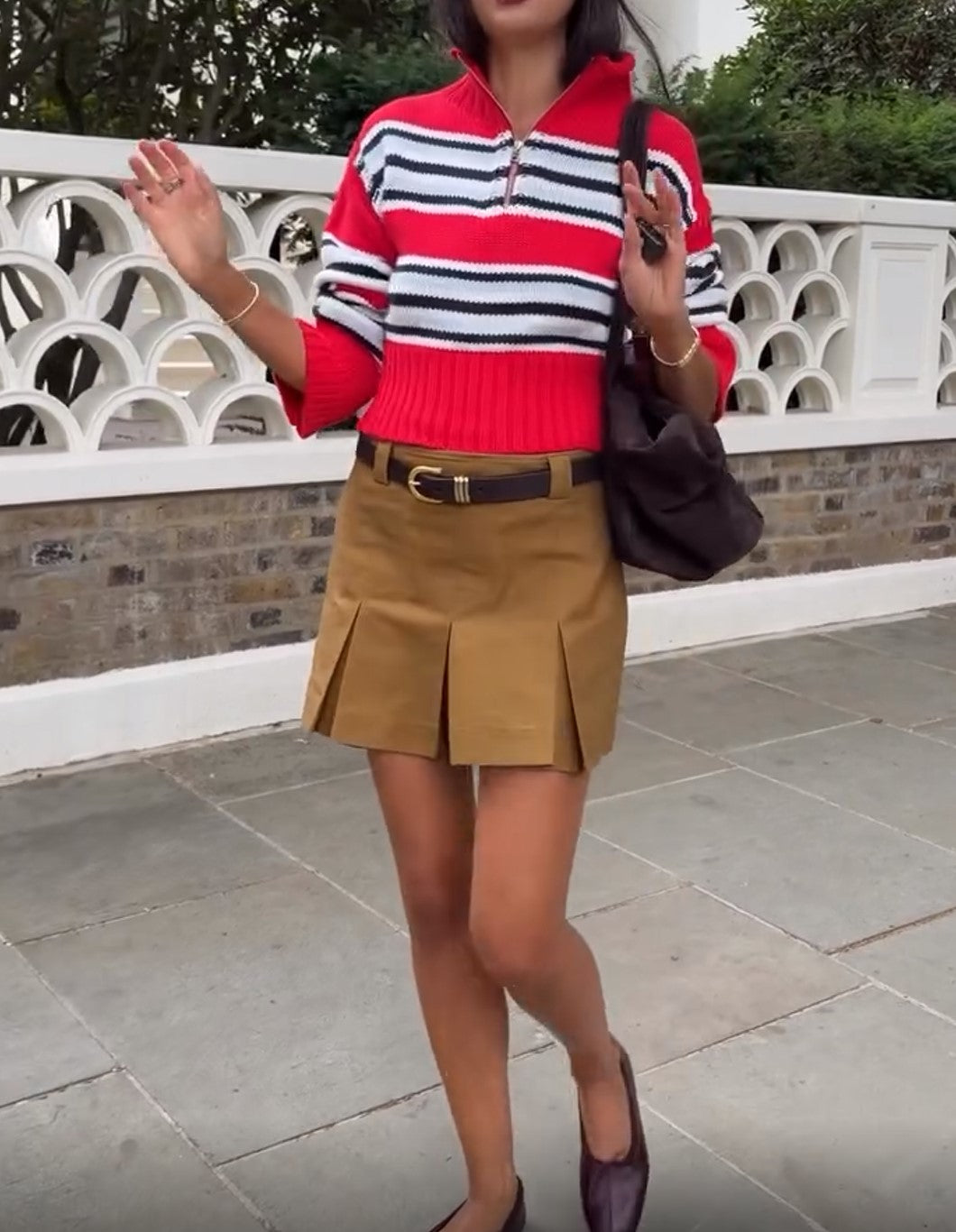 Completo con top in maglia a righe con mezza zip e minigonna plissettata color kaki