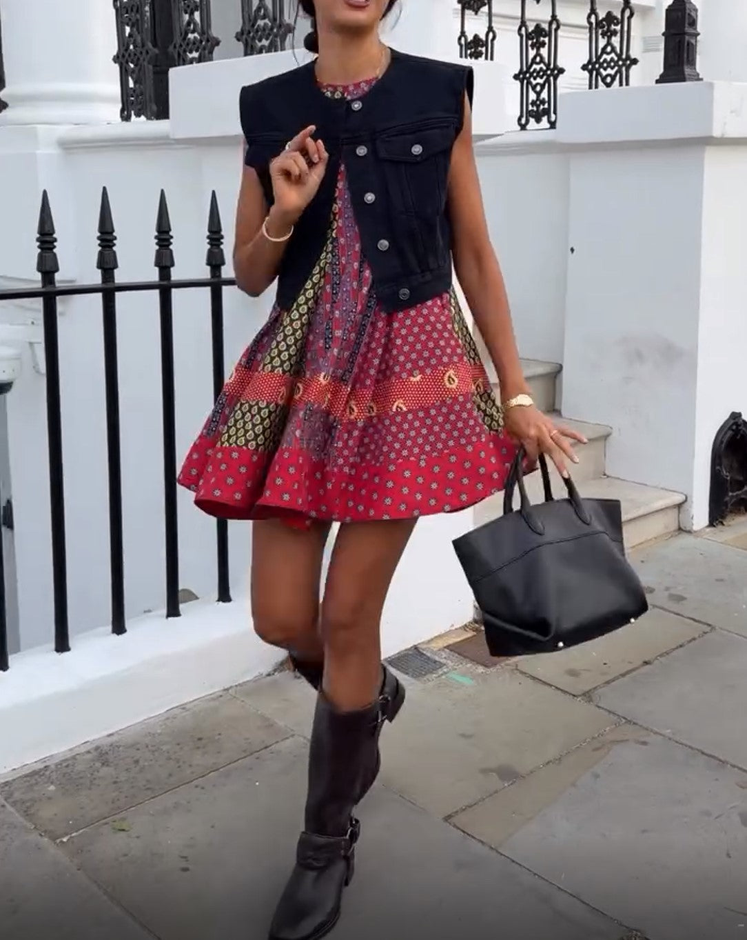 Zweiteiliges Set aus schwarzer Weste und Boho-Minikleid mit ausgestelltem Rock und Print