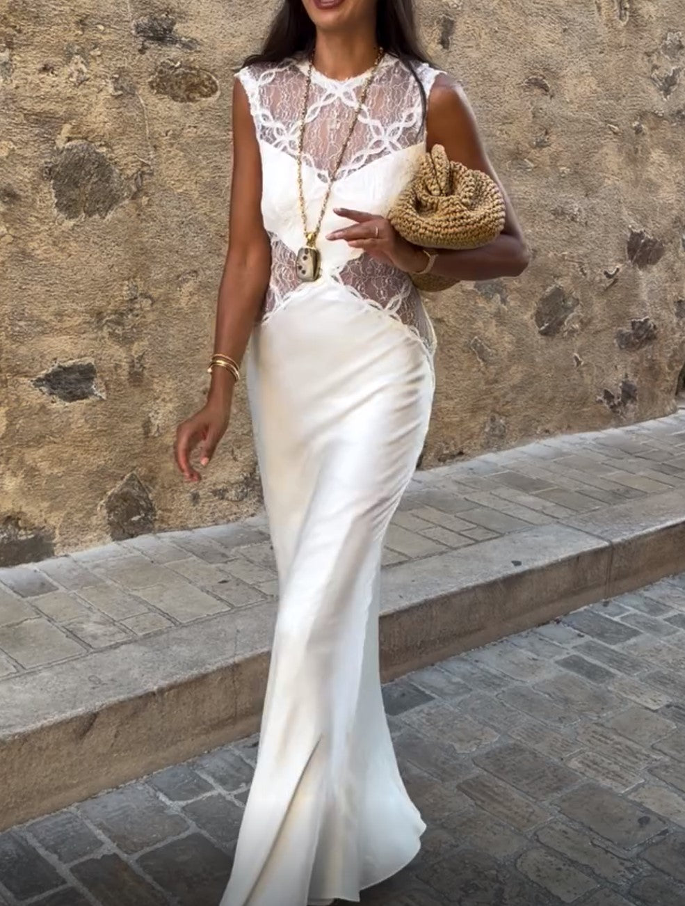 Ärmelloses weißes Satin-Maxikleid mit Spitze und Cut-outs