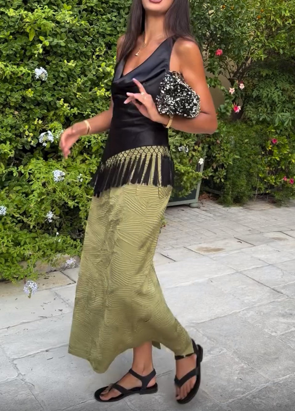 Zweiteiliges Set aus schwarzem Satin-Camisole mit Wasserfallausschnitt und olivfarbenem Midirock mit Struktur und Quasten