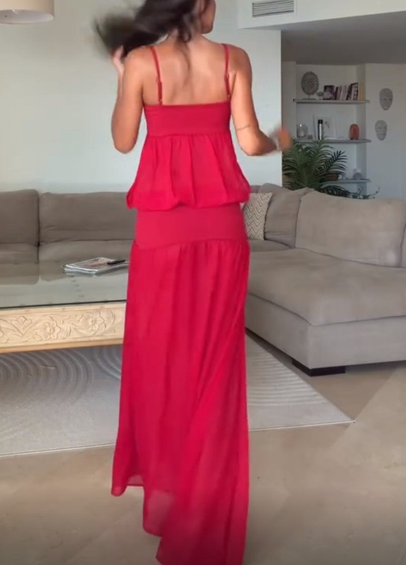 Rotes trägerloses Maxikleid mit Spaghettiträgern und fließendem Lagenrock