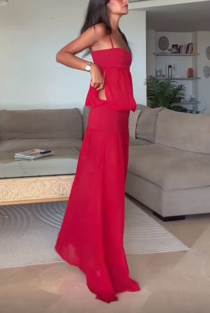 Rotes trägerloses Maxikleid mit Spaghettiträgern und fließendem Lagenrock