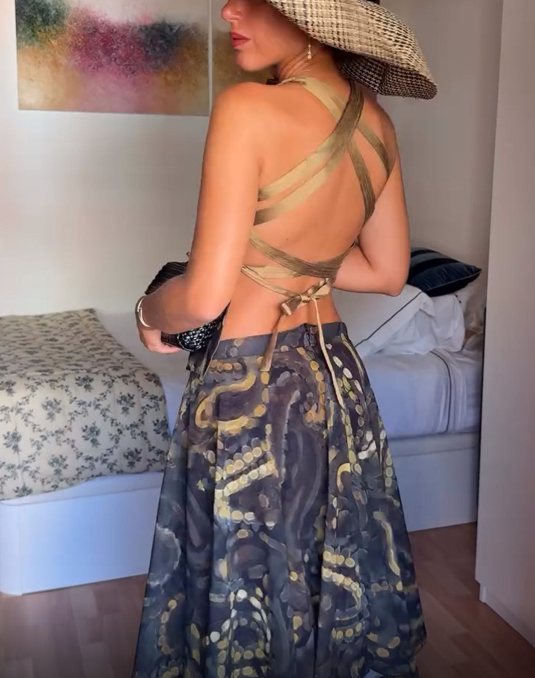 Conjunto de saia comprida com estampado abstrato, alças ao pescoço e recorte