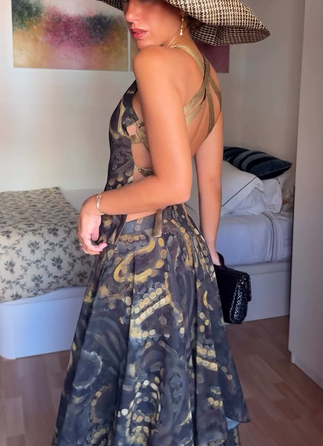 Conjunto de saia comprida com estampado abstrato, alças ao pescoço e recorte