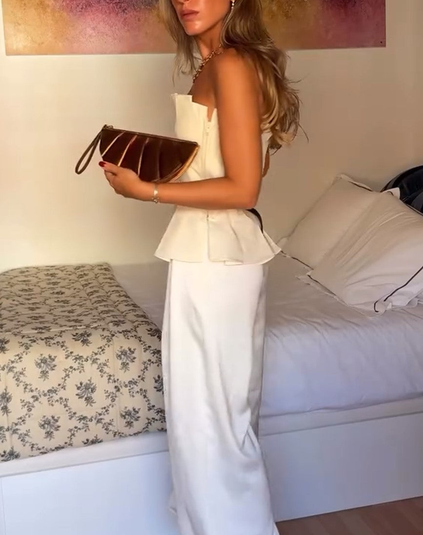 Conjunto de top peplum cai-cai creme e calças plissadas de perna larga