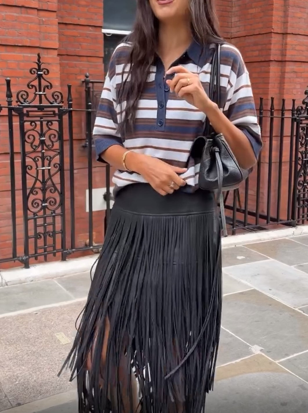 Conjunto de top de manga corta a rayas con cuello polo y falda midi negra con flecos