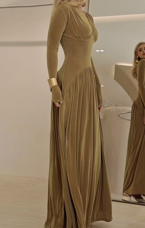 Elegantes Maxikleid für besondere Anlässe in Olivgrün und Gold mit V-Ausschnitt, langen Ärmeln und Falten