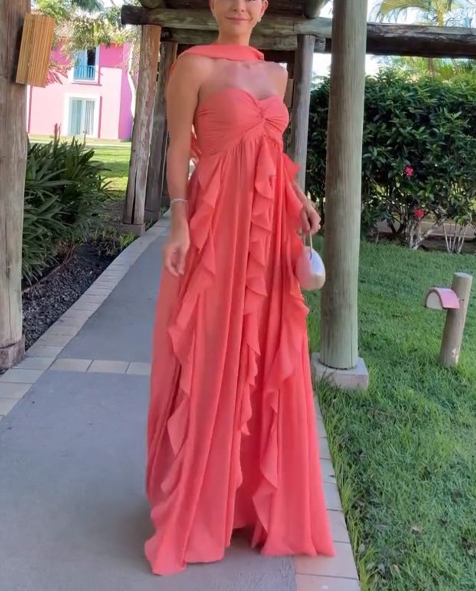 Korallenfarbenes, trägerloses Maxibabendkleid aus Chiffon mit gedrehtem Vorderteil und Rüschen