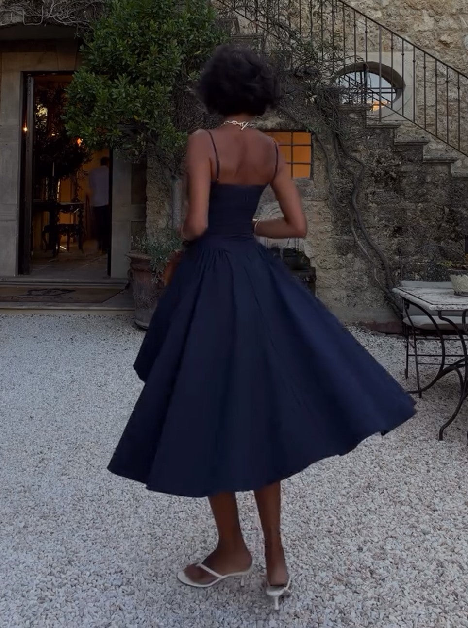 Midikleid mit Spaghettiträgern und ausgestelltem Bustier in Marineblau