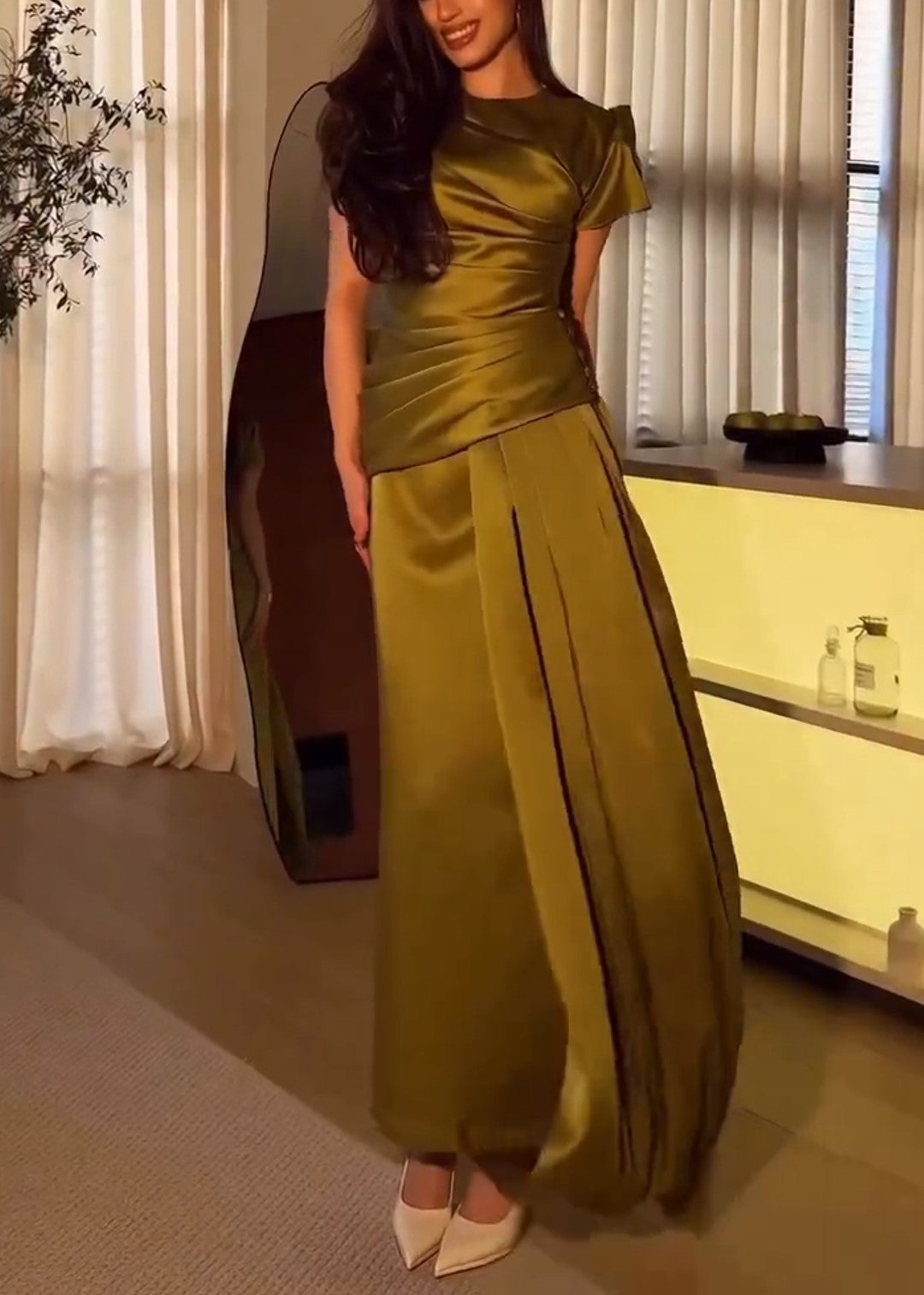 Olivgrünes gerafftes Maxikleid aus Satin mit kurzen Ärmeln, festliches Kleid