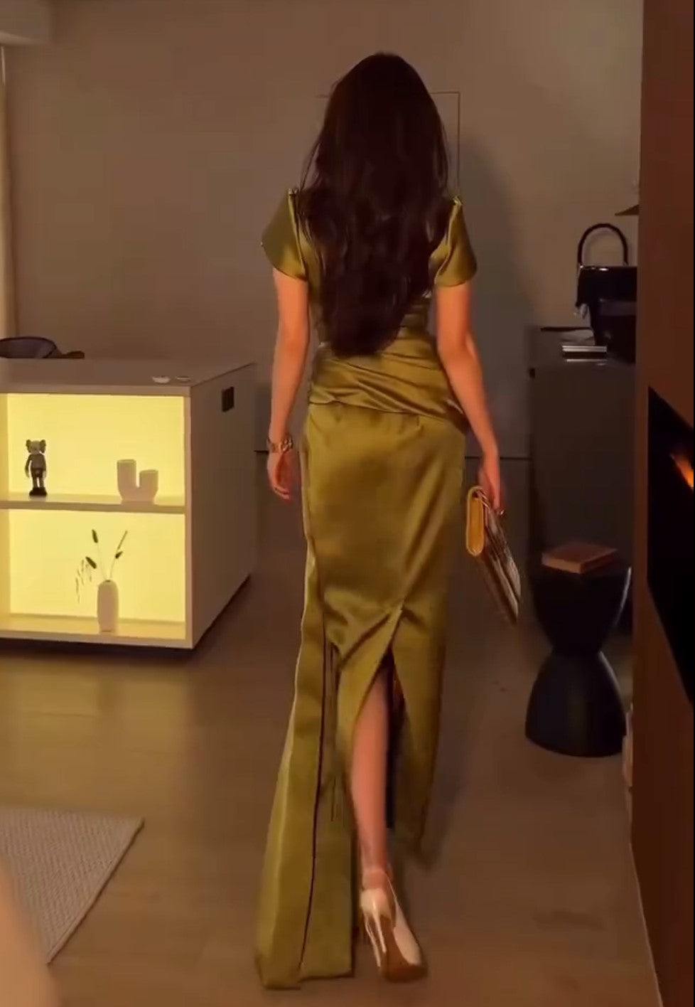 Olivgrünes gerafftes Maxikleid aus Satin mit kurzen Ärmeln, festliches Kleid