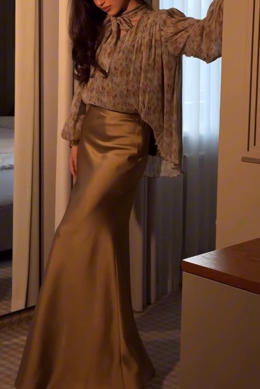 Zweiteiliges Set aus gesprenkelter Chiffonbluse mit Schleife und goldenem Maxirock aus Satin