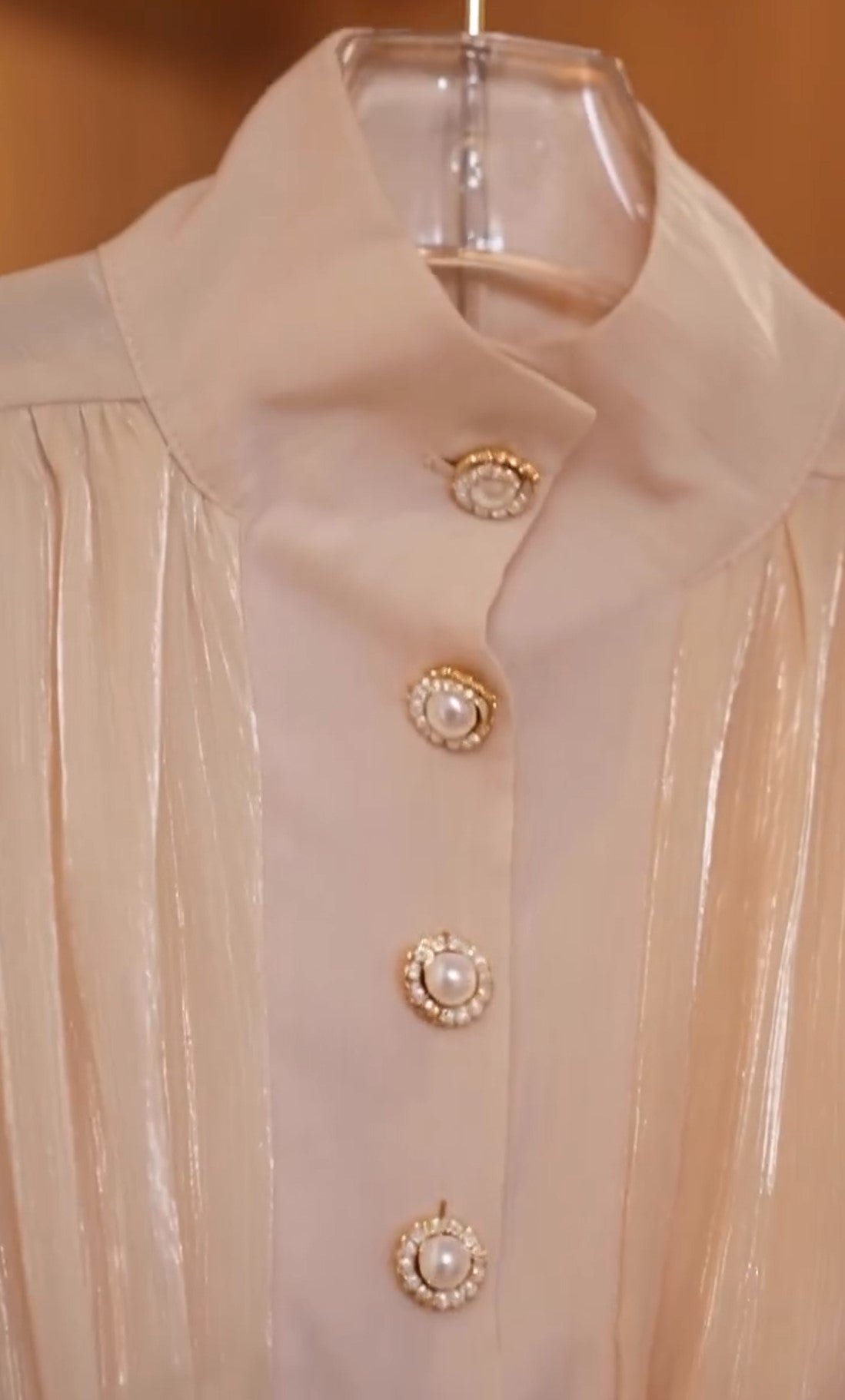 Cremefarbenes Minikleid mit hohem Ausschnitt, Puffärmeln und Rüschen, gerafftes festliches Kleid