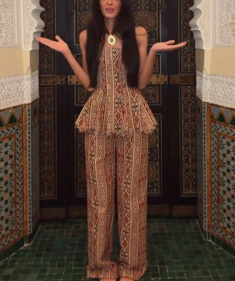 Conjunto de duas peças de top corpete cai-cai com estampado geométrico e peplum, e calças de perna larga