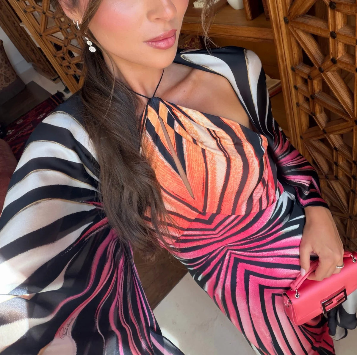 Vestido comprido com estampado degradé de asas de borboleta, decote halter e mangas-capa esvoaçantes